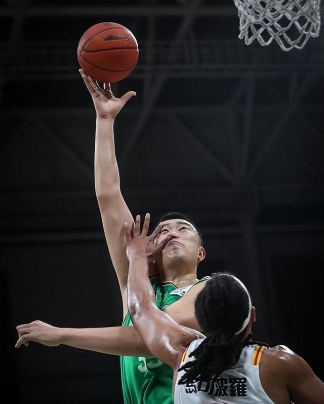 篮球比赛中涌现出一批年轻的新星