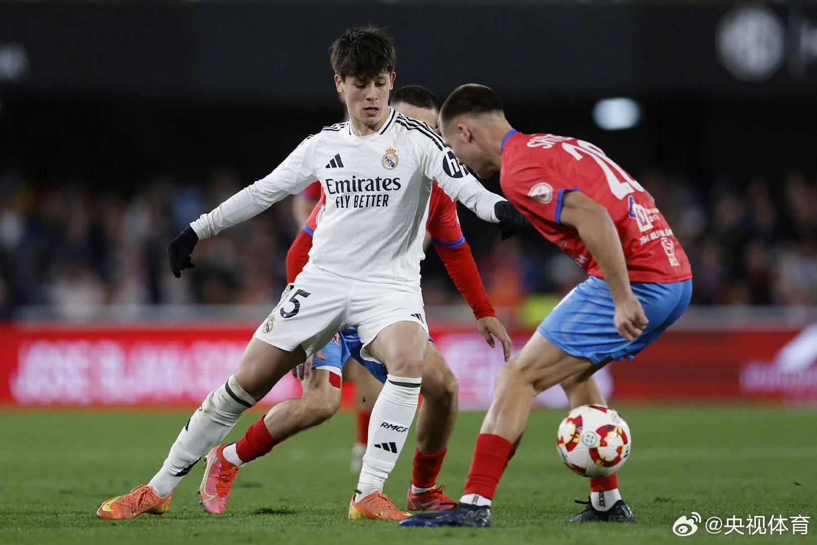 皇家马德里战平巴黎,兹拉坦破门建功的简单介绍 皇家马德里战平巴黎,兹拉坦破门建功的简单介绍