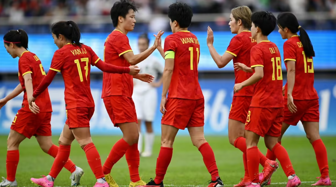 关于中国女足在球场上展现出团结一心的决心的信息 关于中国女足在球场上展现出团结一心的决心的信息