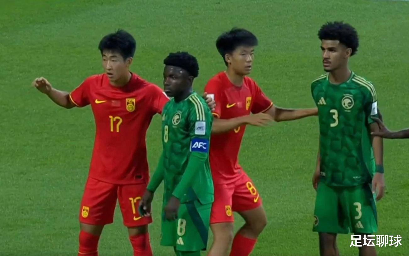 突发事件在足坛比赛中引起轰动,成为热门话题 突发事件在足坛比赛中引起轰动,成为热门话题