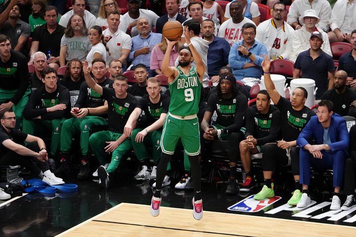 凯尔特人后场成为输出利器,击败骑士一役的简单介绍 凯尔特人后场成为输出利器,击败骑士一役的简单介绍