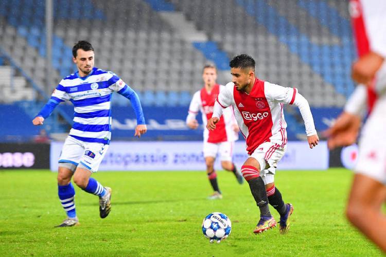 关于阿贾克斯尝试突破对手围堵,欧冠淘汰赛焦点之战的信息 关于阿贾克斯尝试突破对手围堵,欧冠淘汰赛焦点之战的信息