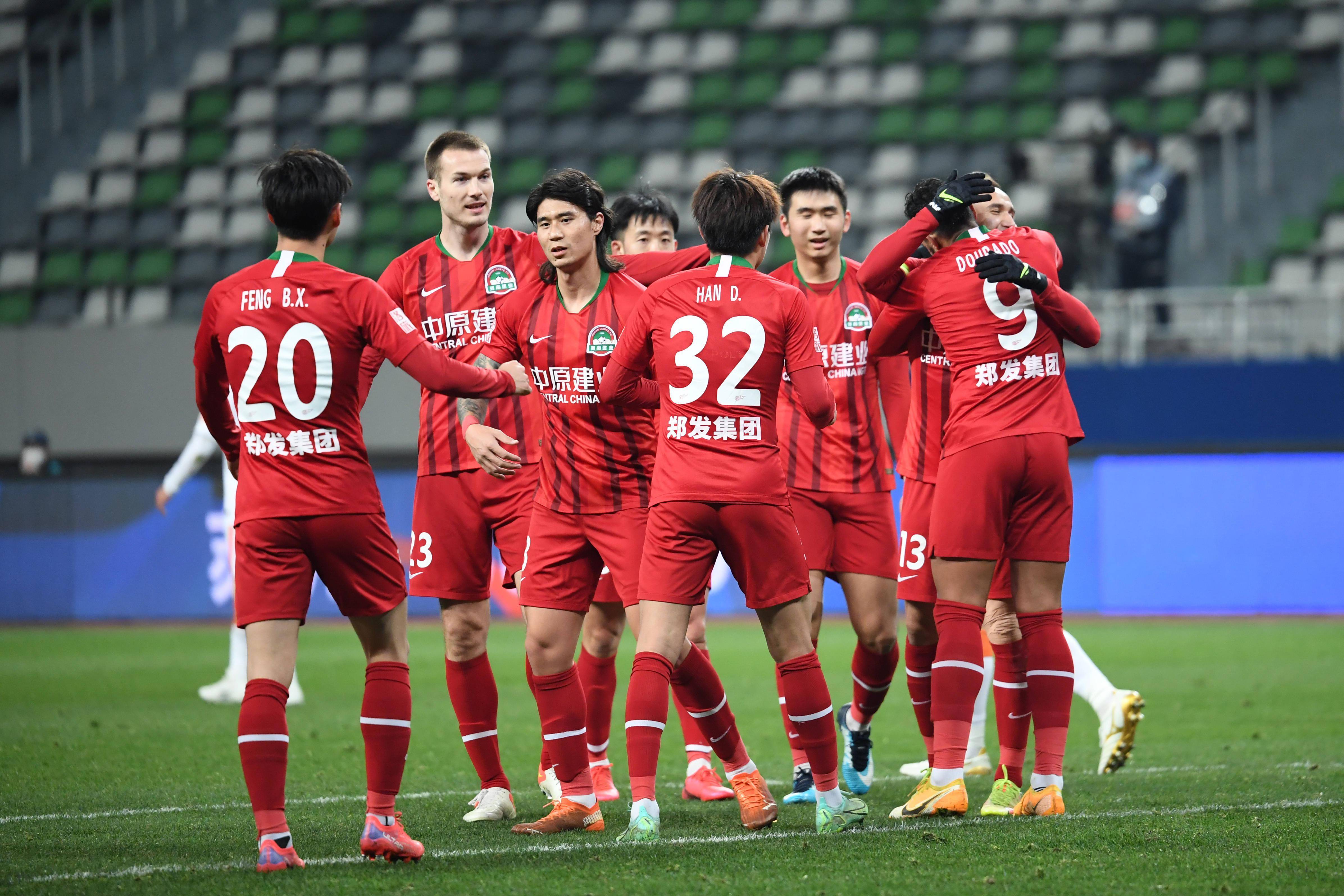 比赛中出现误判导致争议，裁判露面解释