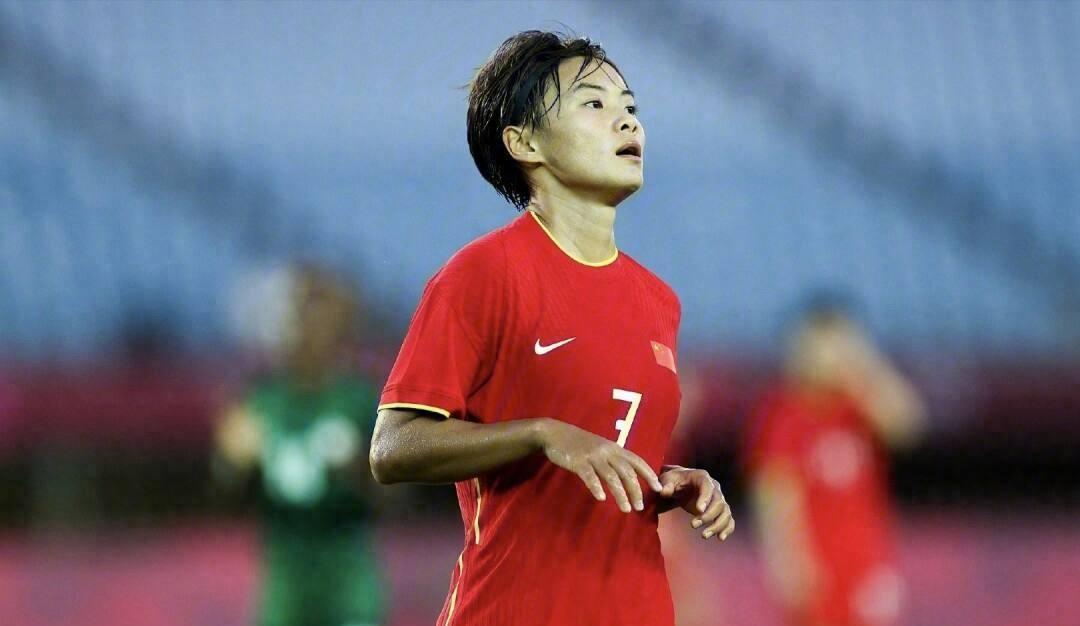 女足运动员表现出色，赢得观众喝彩