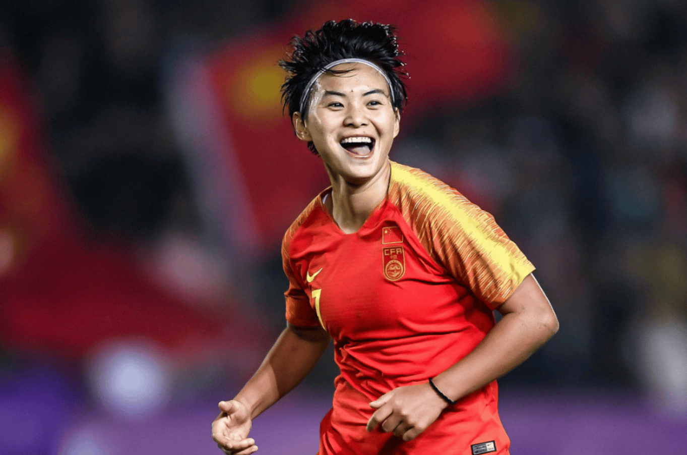 女足运动员表现出色，赢得观众喝彩