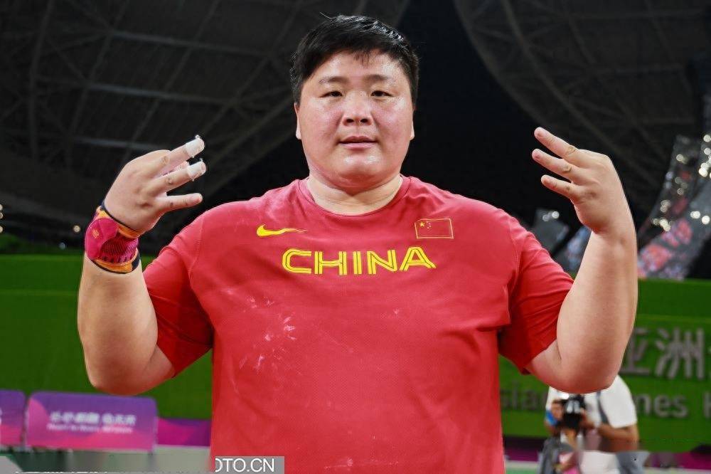 铅球选手突破障碍,豪取银牌! 铅球选手突破障碍,豪取银牌!