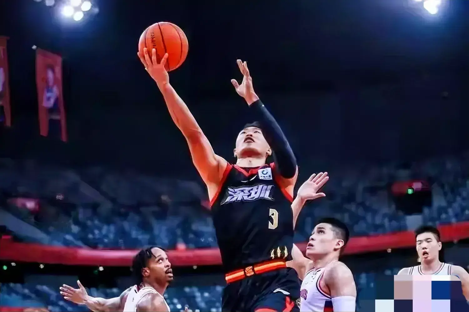 球员们在篮球场上发挥出色，屡破难关