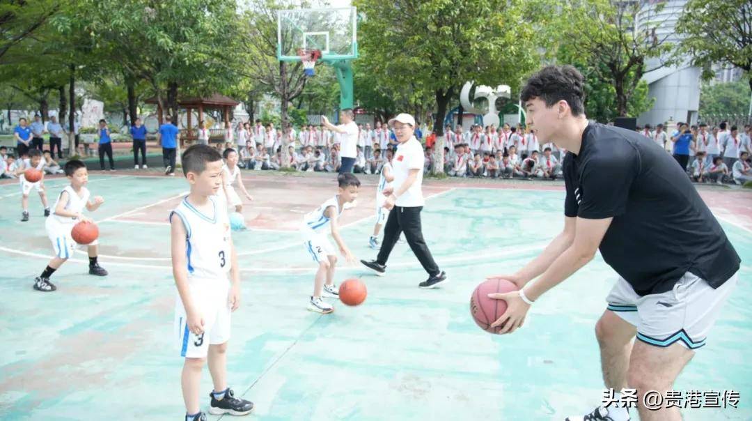 球员们在篮球场上发挥出色，屡破难关